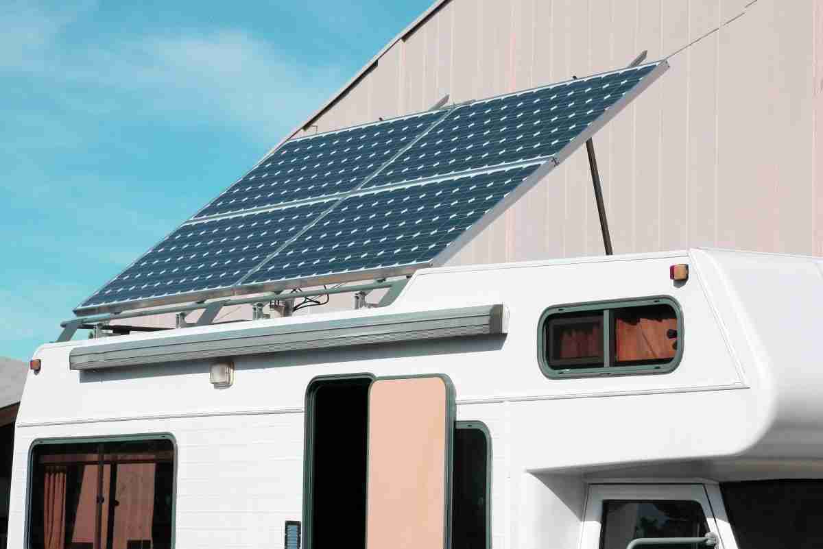 Camper con pannelli solari per vacanze economiche: il fotovoltaico