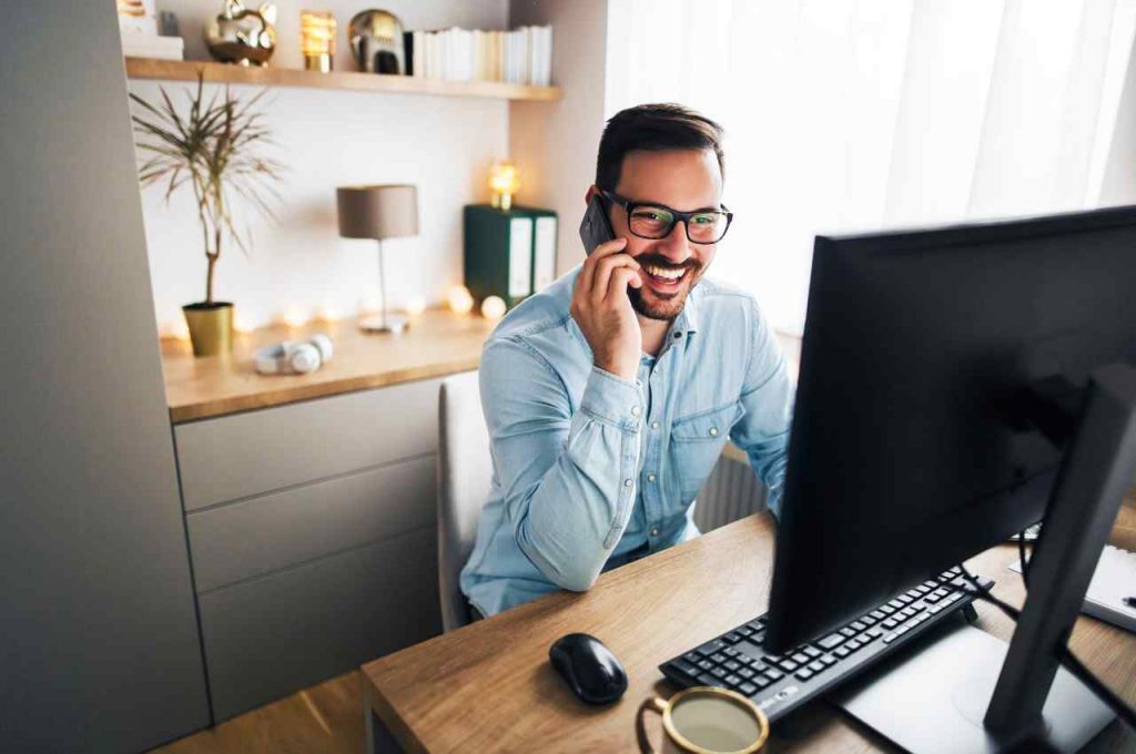 Uomo al telefono che riceve notizia di assunzione 