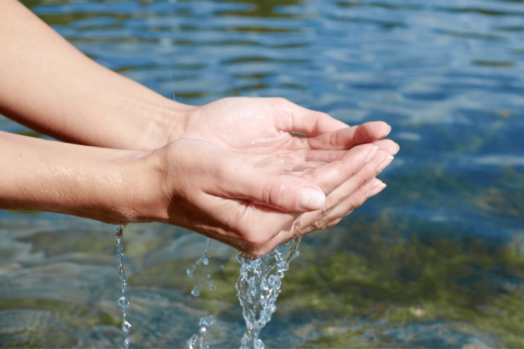 Perché le dita raggrinziscono dopo essere state molto tempo in acqua?