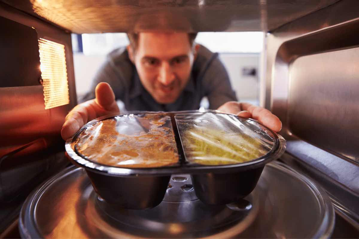 Forno a microonde: ecco cosa fare e cosa no