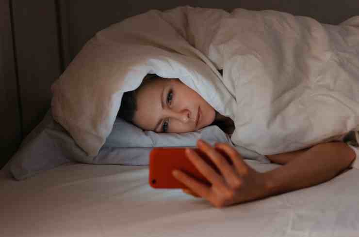 Smartphone, non fate mai questo quando dormite: conseguenze indesiderate