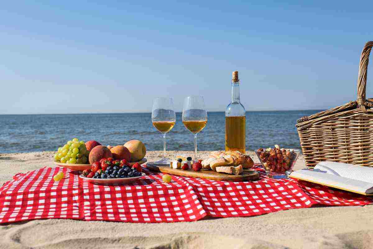 Vacanze, attenzione, è possibile portare il cibo da casa in spiaggia? Cosa dice la legge