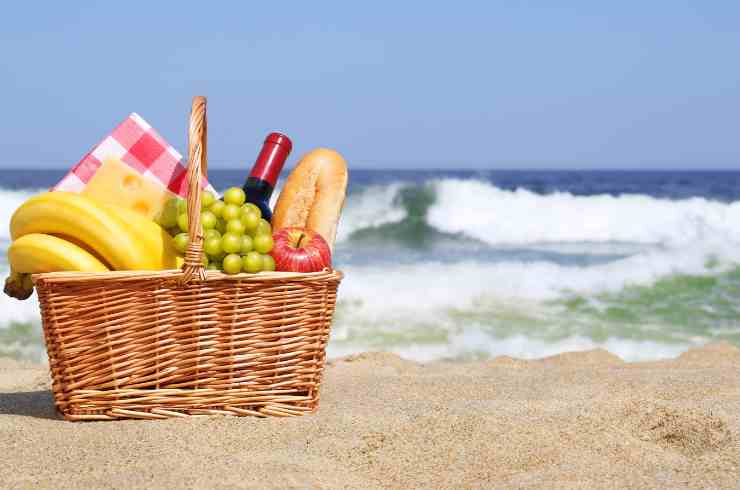 Vacanze, attenzione, è possibile portare il cibo da casa in spiaggia? Cosa dice la legge