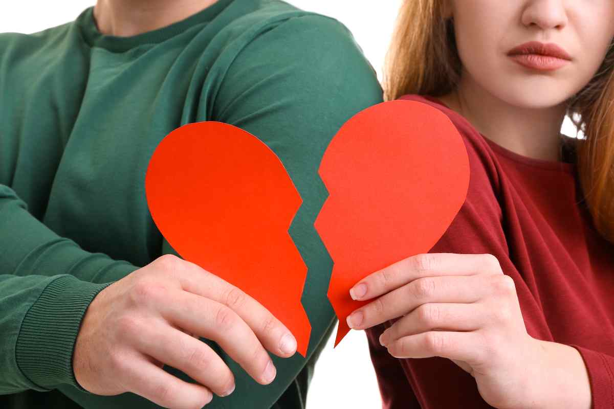 Amore, come capire se il partner si sta allontanando: segnali inequivocabili