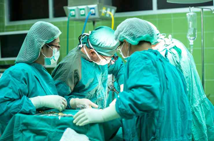 Pazienti, meglio essere operati dalle chirurghe o dai chirurghi? Cosa rivela lo studio