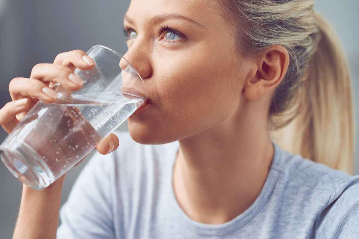 Ecco perché bere acqua al mattino fa bene