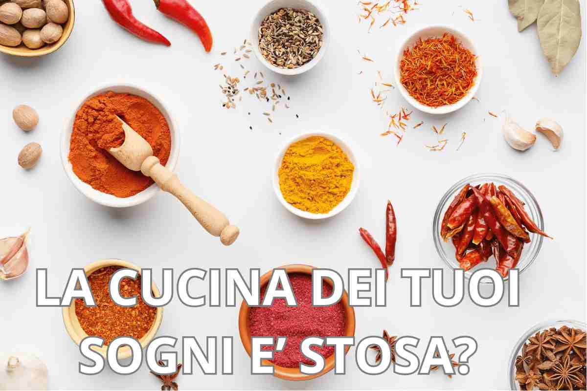 Piano da cucina con dei contenitori bianchi ripieni di spezie e ingredienti vari